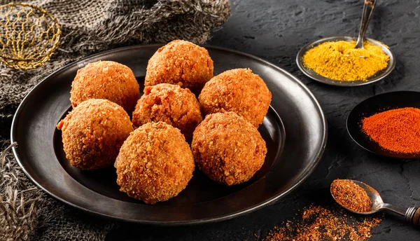 Bolas de patata frita o croquetas con especias en pla negro — Foto de Stock