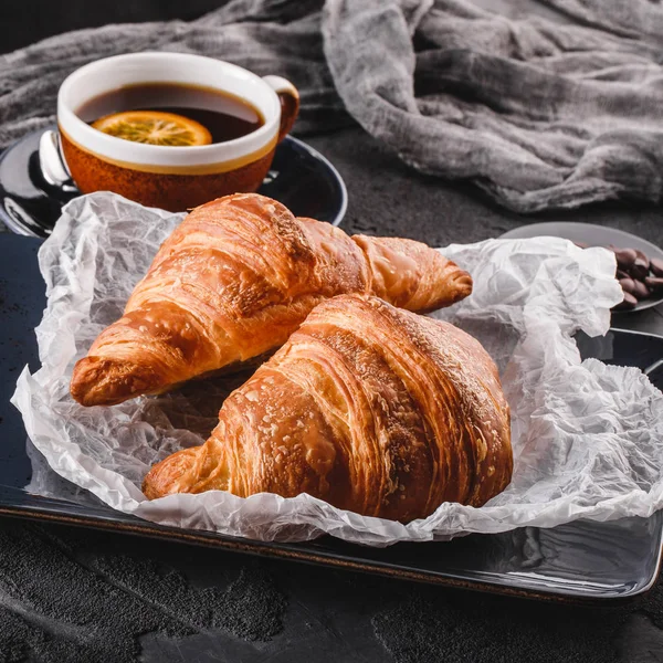 Mic dejun cu croissante proaspete de ciocolată franceză pe hârtie peste d — Fotografie, imagine de stoc
