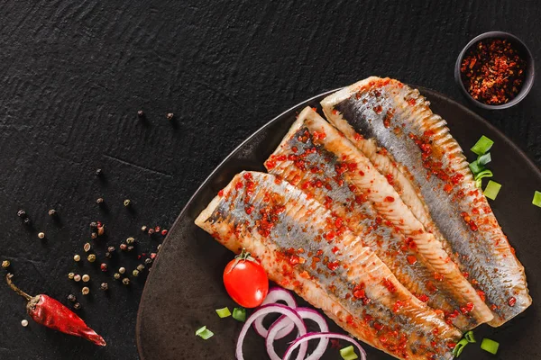 Carapau marinado ou peixe de arenque com especiarias, em — Fotografia de Stock