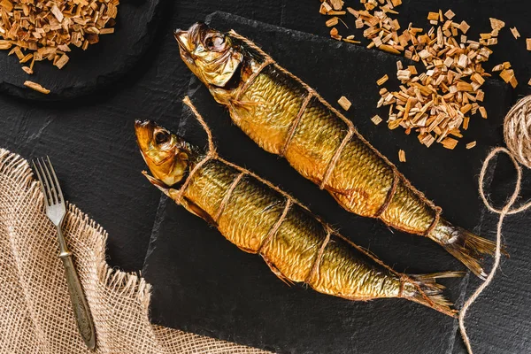 Peixes fumados apetitosos com serragem e textura de serapilheira na slat — Fotografia de Stock