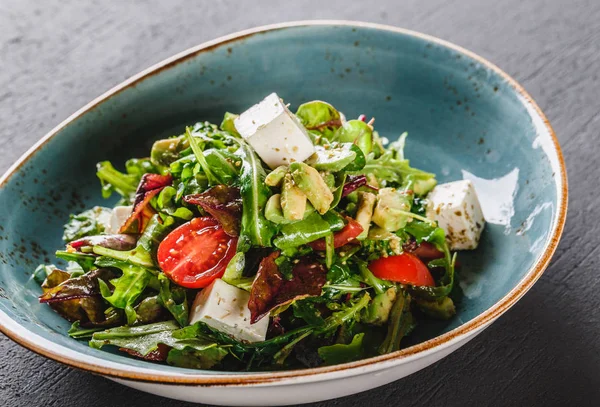 Gesunder frischer Salat mit Avocado, Gemüse, Rucola, Spinat, Cher — Stockfoto