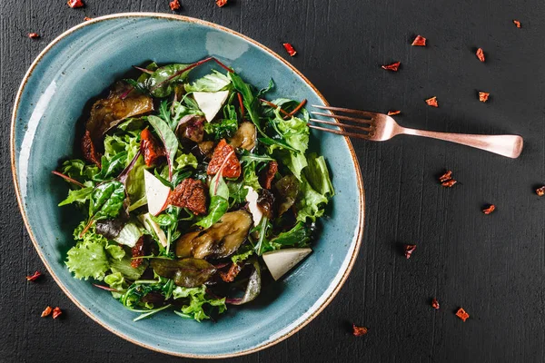 Здоровый салат с жареными баклажанами, зеленью, рукколой, шпинатом, л — стоковое фото