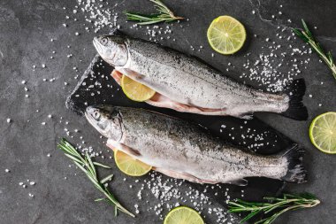 Baharat, limon, koyu taş biberiye ile taze çiğ alabalık balıkları