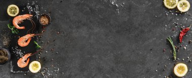 Taze çiğ midye ve karides baharat ve limon koyu taş