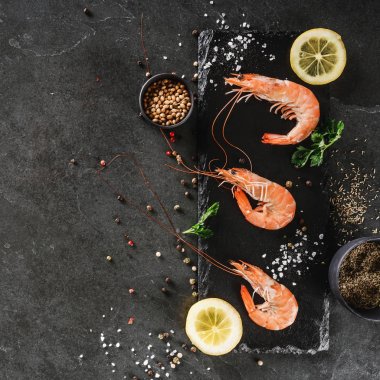 Taze çiğ karides veya baharat ve limon ile haşlanmış kırmızı karides 