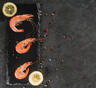 Taze çiğ karides veya kayrak ston üzerinde baharat ile haşlanmış kırmızı karides