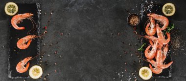 Taze çiğ karides veya kayrak ston üzerinde baharat ile haşlanmış kırmızı karides