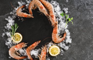 Taze çiğ karides veya kayrak sto üzerinde baharat ve buz ile büyük karides