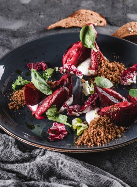 Pancar, lahana, ıspanak, çavdar ekmeği ve s ile sağlıklı vegan salata