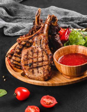 Taze salata ve kemik ve sebze Üzerine Izgara Ribeye Steak