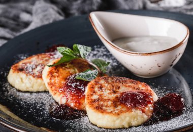 Meyve reçeli, çilek, ekşi krema, nane ve powd ile Krep