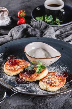 Meyve reçeli, çilek, ekşi krema, nane ve powd ile Krep