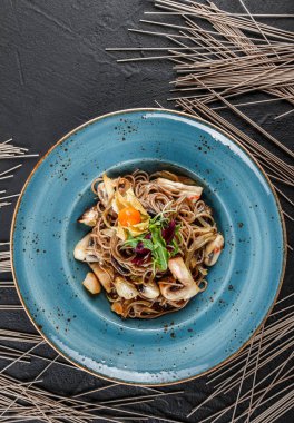 Tatlı ve ekşi sos, soğan yabani mantar ile Soba erişte