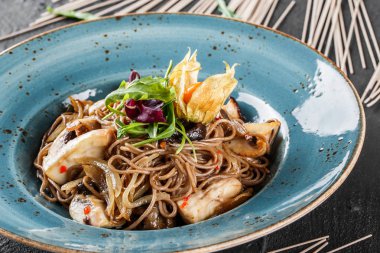 Tatlı ve ekşi sos, soğan yabani mantar ile Soba erişte