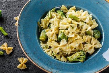 Brokoli ile ıspanak soslu Vegan Farfalle makarna, brüksel 