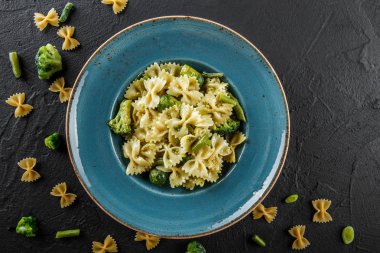 Brokoli ile ıspanak soslu Vegan Farfalle makarna, brüksel 