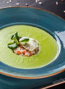 Dar tabakta karides ve peynir ile Brokoli yeşil krema çorbası