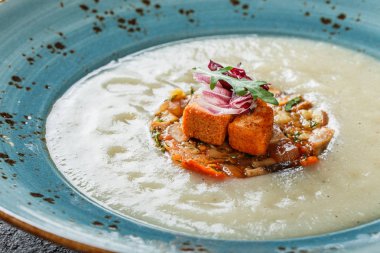 Fırında sebze süslemeleri tartar ile kereviz Krem çorbası