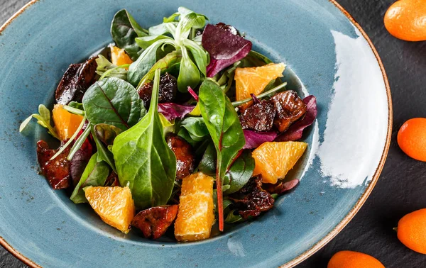 Salat mit Leber, Rucola, Orange, Spinat und Mandeln auf Teller — Stockfoto