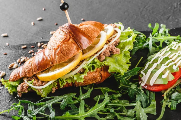 Sandwich de croissant con atún, aguacate, rúcula fresca y verduras — Foto de Stock