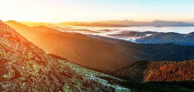 Dağ da güzel şafak. Dağlar sisle örtülü