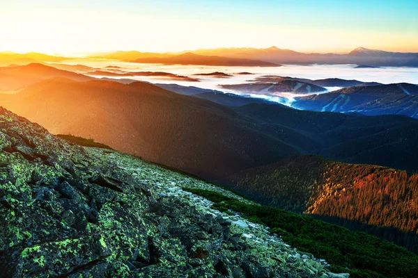 Piękny świt w górach. Góry owiana w mgle — Zdjęcie stockowe