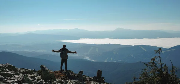 행복 한 등산객 승리 도달 삶의 목표, 성공, 자유와 우연 — 스톡 사진