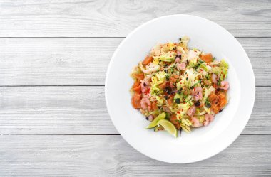 Marul, yeşillik, kırmızı havyar, karides, hafif ahşap arka plan plaka fileto somon ile Sağlıklı taze salata. Sağlıklı gıda, temiz beslenme, diyet, üst görünüm