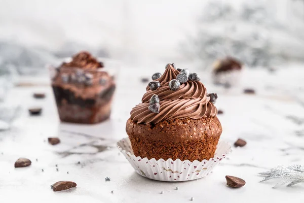 Cupcakes veya hafif mermer arka plan üzerinde çikolata krema ve şeker ile kekler. Tatil pastası kutlama, lezzetli tatlı, yakın çekim — Stok fotoğraf