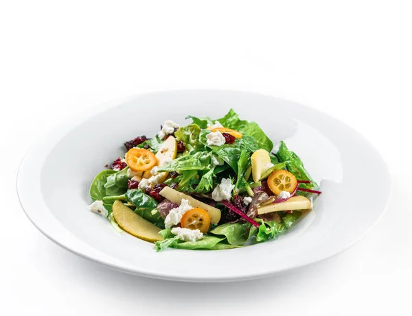 Υγιεινή φρέσκια σαλάτα με χόρτα, μήλο, τυρί κρέμα, κράνμπερι, σάλτσα και βρώσιμα λουλούδια σε πλάκα σε απομονωμένο λευκό φόντο. Υγιεινό φαγητό, Χορτοφαγική δίαιτα, κοντινό — Φωτογραφία Αρχείου