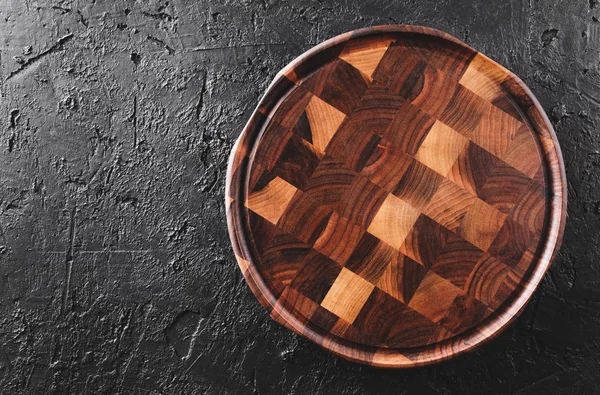 Corte de tabla de cortar sobre fondo de piedra oscura. Textura de madera . — Foto de Stock