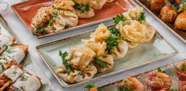 Lezzetli mezeler ziyafet masasında mantar julienne sos ve yeşillik ile krep dolması. Catering gıda, kanepe ve aperatifler