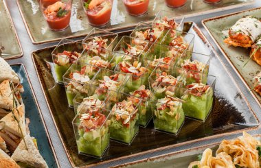 Yeşil mus, peynir, ziyafet masasında cam bardak et ile lezzetli mezeler. Catering gıda, kanepe ve aperatifler