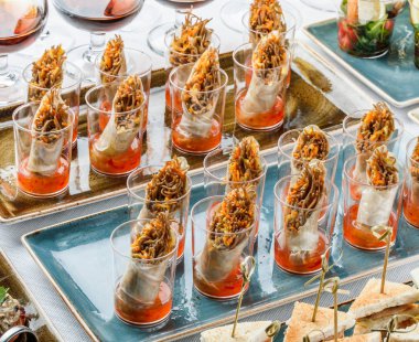 Ziyafet masasında cam bardak lezzetli mezeler. 