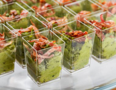 Yeşil mus, peynir, ziyafet masasında cam bardak et ile lezzetli mezeler. Catering gıda, kanepe ve aperatifler
