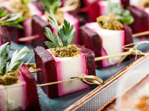 Deliciosos aperitivos con queso, verduras y verduras en pinchos en la mesa de banquete. Comida para catering, canapé y aperitivos —  Fotos de Stock