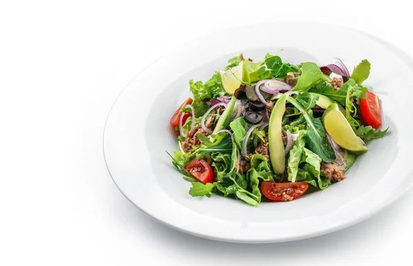 Grüner Salat mit Rucola, Salat, Tomaten, Avocado, Limette, Thunfisch und Oliven im Teller auf isoliertem weißem Hintergrund. gesunde Ernährung, saubere Ernährung, Diät — Stockfoto