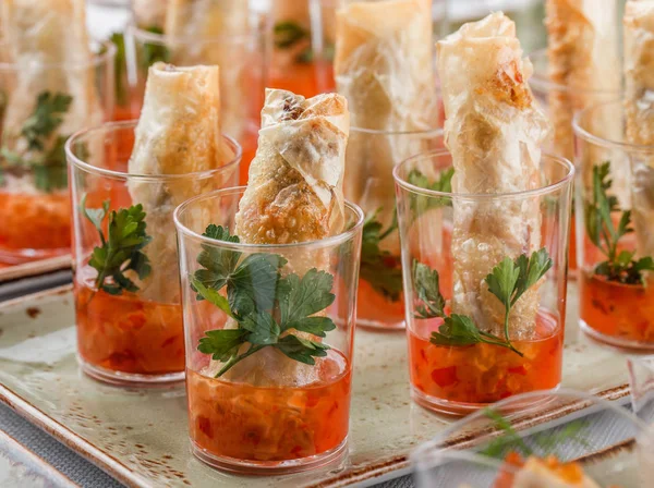 Läckra förrätter i glaskoppar på bankettbord. Catering mat, kanapé och snacks — Stockfoto