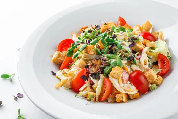 Sałatka Cezar z sałaty, pomidory, kiełki, grzanki i sos w płytce na białym tle. Zdrowa żywność, dieta wegetariańska — Zdjęcie stockowe