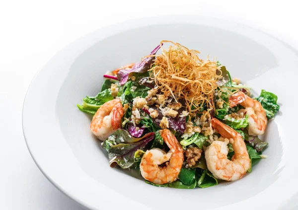 Gesunder frischer Salat mit Salat, Gemüse, Nüssen, Garnelen und Soße in einem Teller auf isoliertem weißem Hintergrund. gesunde Ernährung, saubere Ernährung, Diät — Stockfoto
