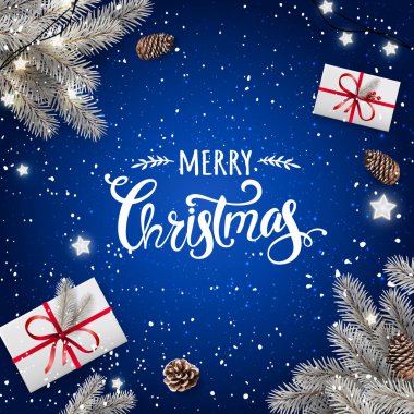 Karlı Noel köknar dalları yapılmış yaratıcı çerçeve. Çelenk ışıkları, hediyeler, çam kozalağı ile mavi arka plan üzerinde Gümüş Merry Christmas metin. Xmas ve Yeni Yıl kartı. Vektör İllüstrasyonu