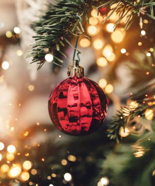 Bokeh ile Noel ağacı arka plan ve Noel süslemeleri, bulanık, kıvılcım, parlayan. Mutlu Yıllar ve Xmas kartı, kış tatili, tonlama 