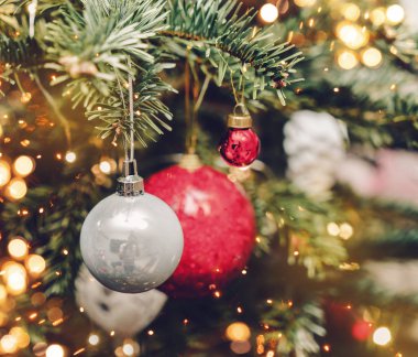 Bokeh ile Noel ağacı arka plan ve Noel süslemeleri, bulanık, kıvılcım, parlayan. Mutlu Yıllar ve Xmas kartı, kış tatili, tonlama 