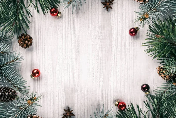 Creatieve Badrand Van Kerstmis Fir Takken Witte Houten Achtergrond Met — Stockfoto