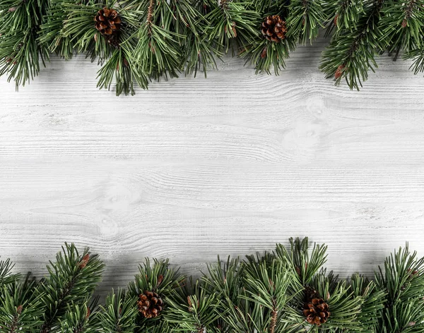 Kerst Fir Takken Met Dennenappels Witte Houten Achtergrond Xmas Gelukkig — Stockfoto