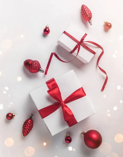 圣诞礼品盒与红色丝带和装饰在白色背景 圣诞节和新年快乐的主题 平面布局 顶部视图 宽构图 — 图库照片