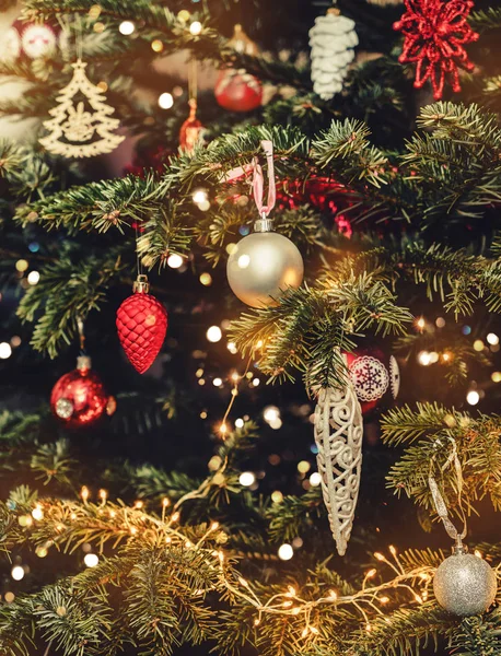 Bokeh Ile Noel Ağacı Arka Plan Noel Süslemeleri Bulanık Kıvılcım — Stok fotoğraf