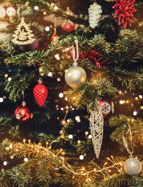 Bokeh ile Noel ağacı arka plan ve Noel süslemeleri, bulanık, kıvılcım, parlayan. Mutlu Yıllar ve Xmas kartı, kış tatili, tonlama 