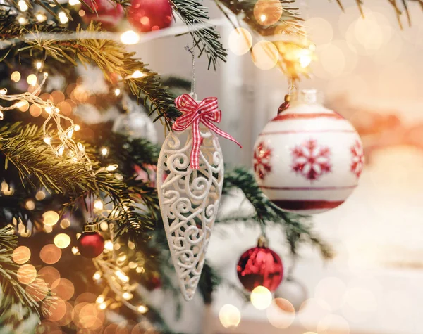 Χριστουγεννιάτικο Δέντρο Φόντο Και Χριστουγεννιάτικα Διακοσμητικά Bokeh Θολή Σπινθήρες Λάμψη — Φωτογραφία Αρχείου