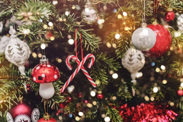 Christbaumhintergrund Und Weihnachtsschmuck Mit Bokeh Verschwommen Funkelnd Glühend Frohes Neues — Stockfoto